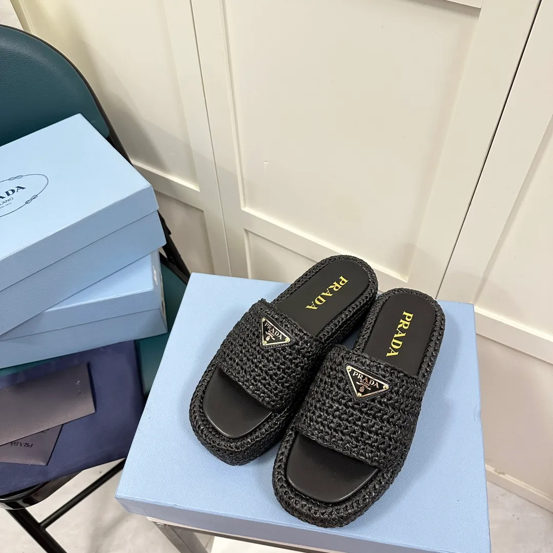 👟👟Ex-factory price p420👟👟 Prada’s new woven shoes and straw slippers! This year's popular straw series, lazy people's must-have slippers, look so good on your feet! ●Material: original uniform grass weave ●Inner padding: sheepskin lining ●Outsole: rubber outsole ●Number of yards: 35～40 (40 41 customized)